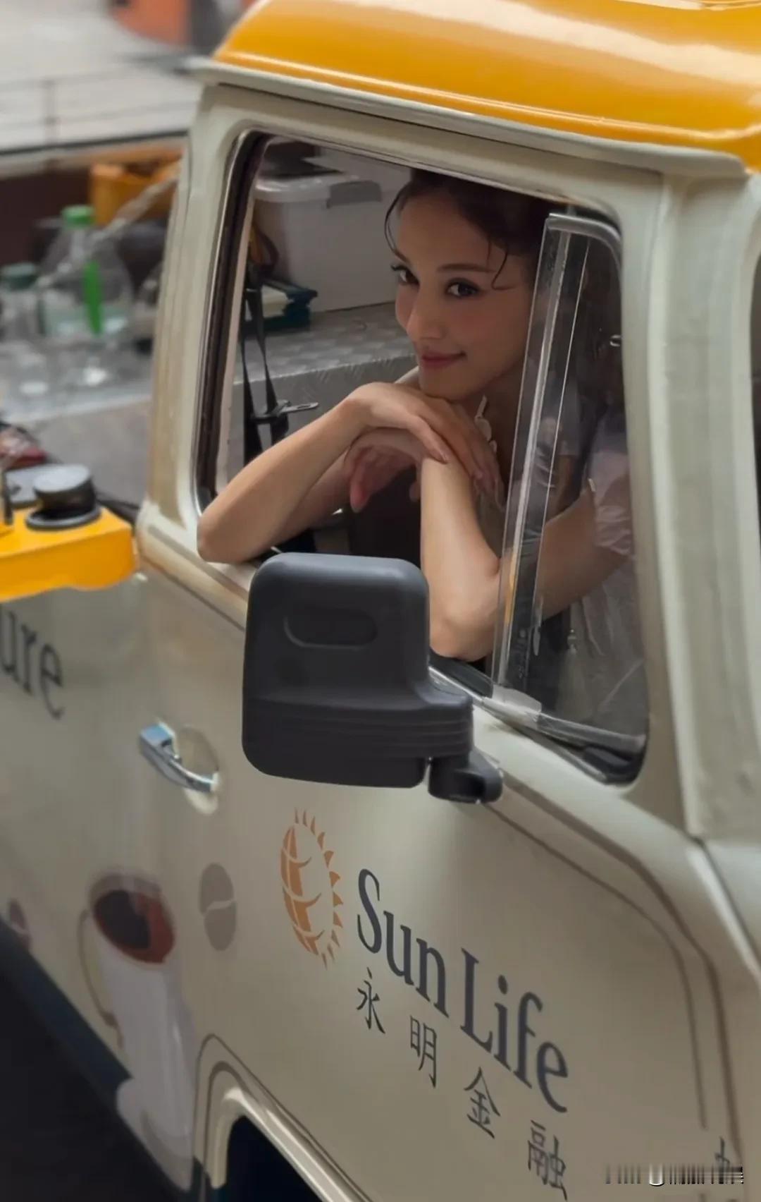 陈凯琳真的是高精力女性啊，在《浪姐》舞台上又唱又跳，练歌排舞，回到香港马上出席活