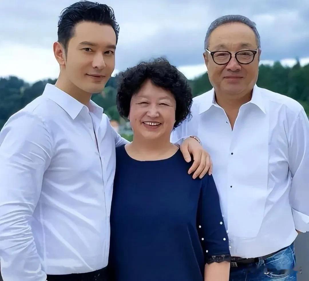 黄晓明母亲，难掩开心！


5月10号母亲节，娱乐圈掀起了花式晒妈大赛，但要说谁