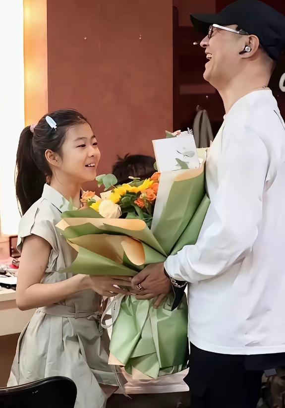 汪峰这回，真的堵住了所有人的嘴。当初两人离婚，章子怡选择把女儿醒醒留给汪峰，自己