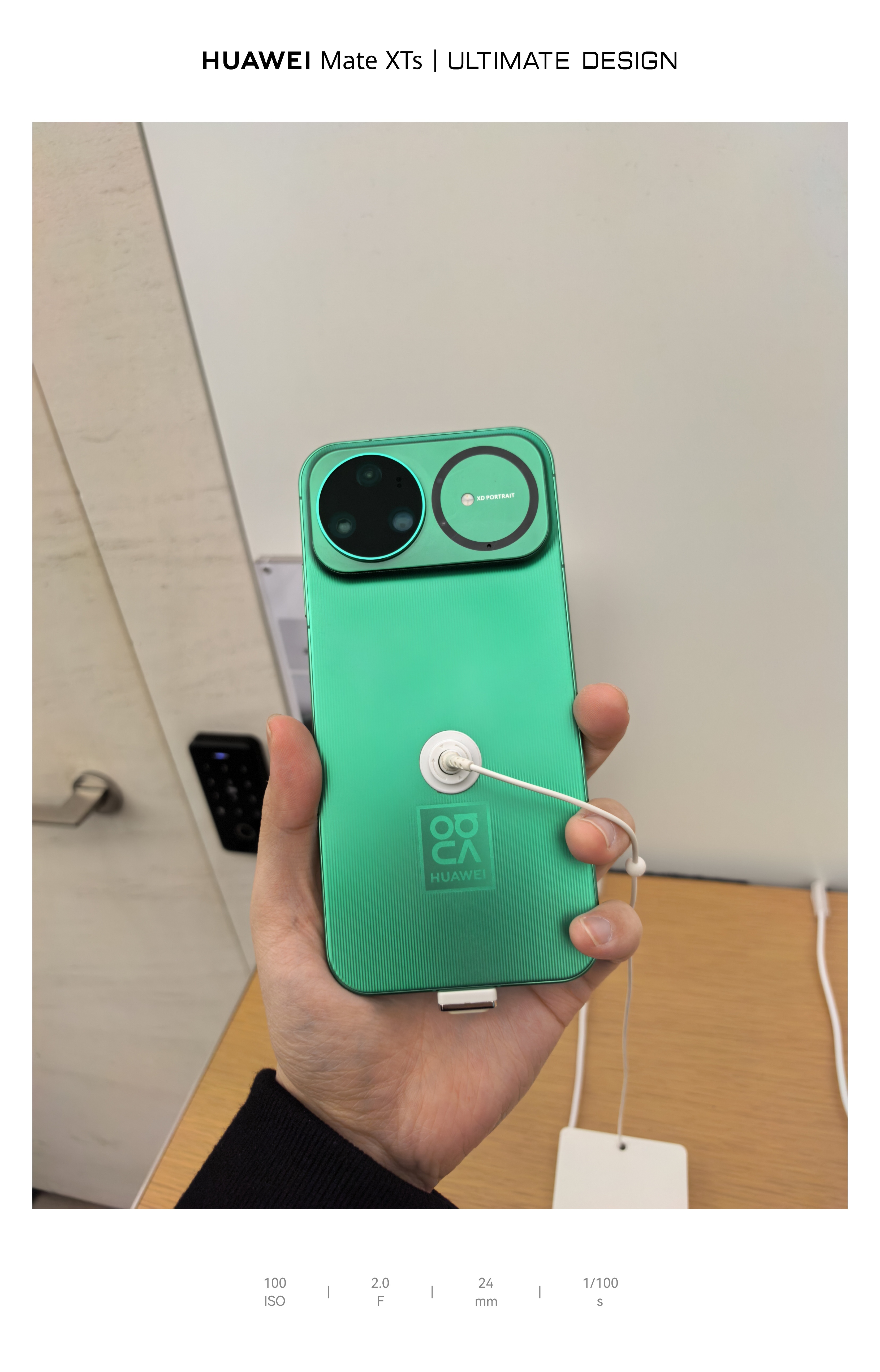 到机场店，摸摸华为 nova 15 Ultra，直接被这块绿色拿捏了。实机比海报