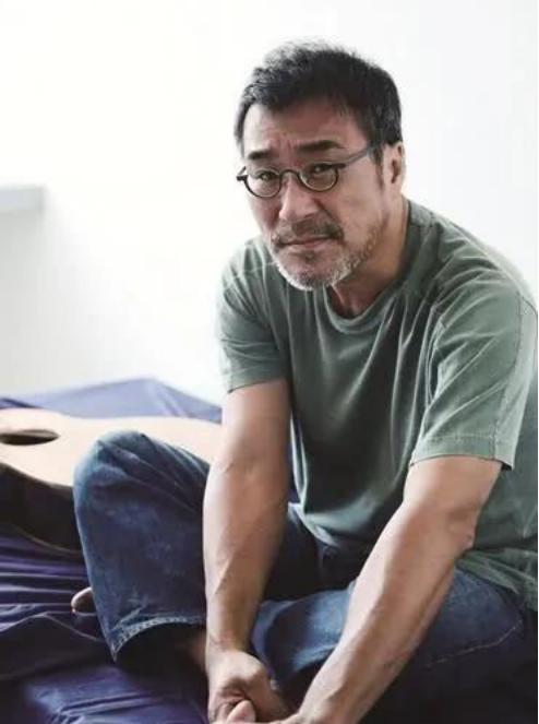 1994年，38岁的李宗盛爱上林忆莲。两人同居没多久，林忆莲就怀孕了，李宗盛赶紧