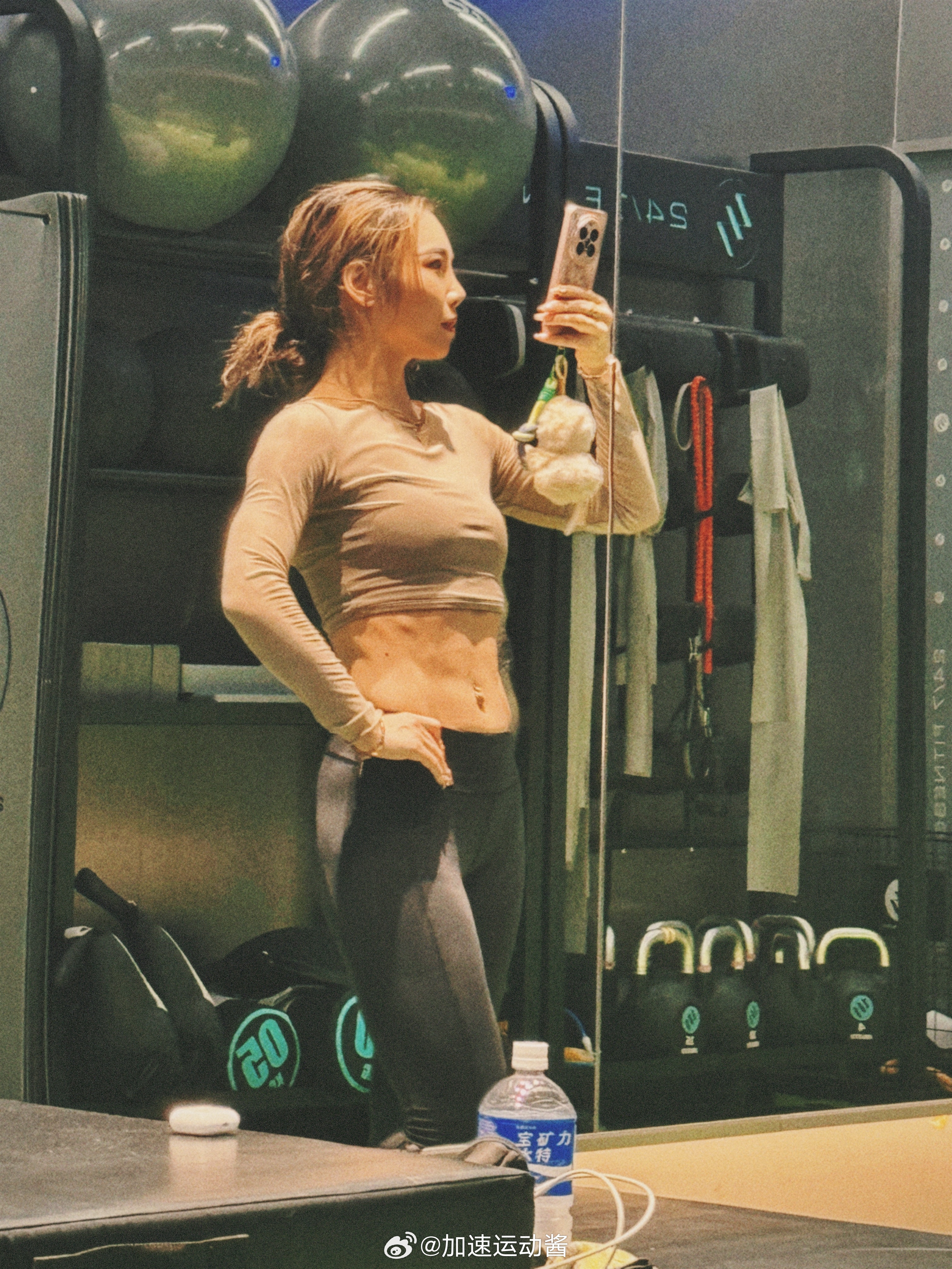 被朋友偷拍得视角我的日常plog运动不停歇健身房打卡