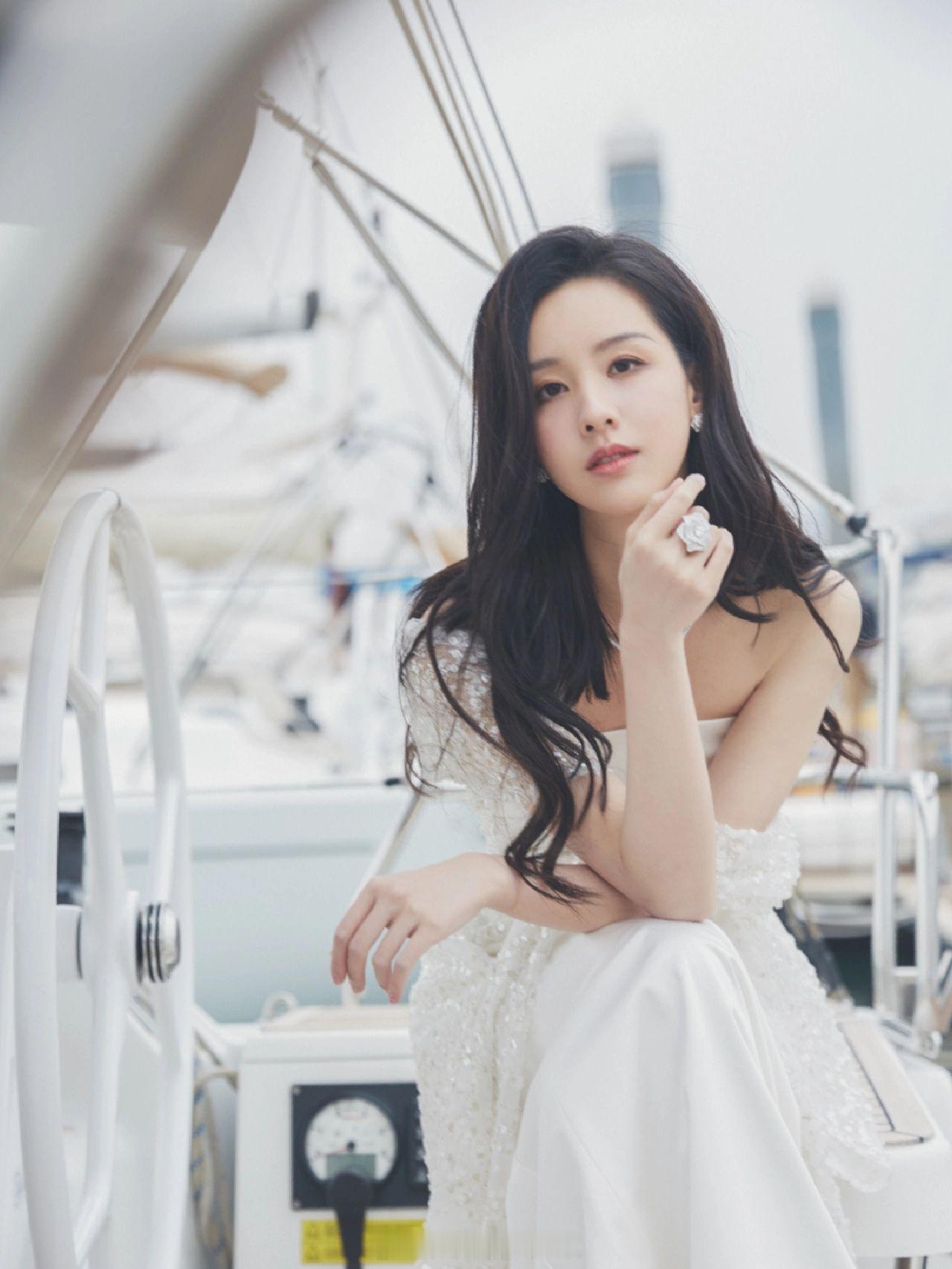 陈都灵白色唯美浪漫气息 