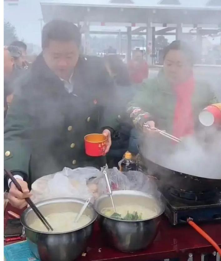 文旅局长亲自到高速路收费站为滞留旅客下面条，我只想知道剩下的物资怎么办？
5日，