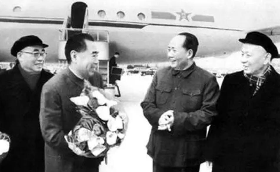 揭秘主席专机驾驶员回忆：领袖趣事曝光，主席带铺盖上飞机，朱德热衷驾驶舱体验
19