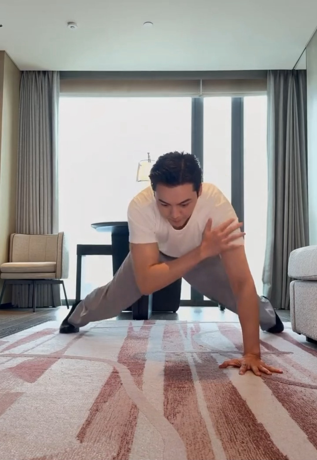 陈伟霆俯卧撑挑战，最后一幕滑跪给我笑得🤣 