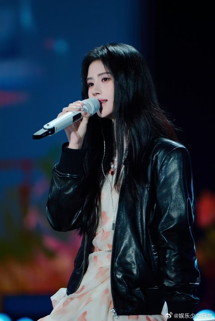 鞠婧祎巅峰之夜造型谁懂啊！鞠婧祎这雨夜西装学姐造型，直接把氛围感拿捏死了，每一帧