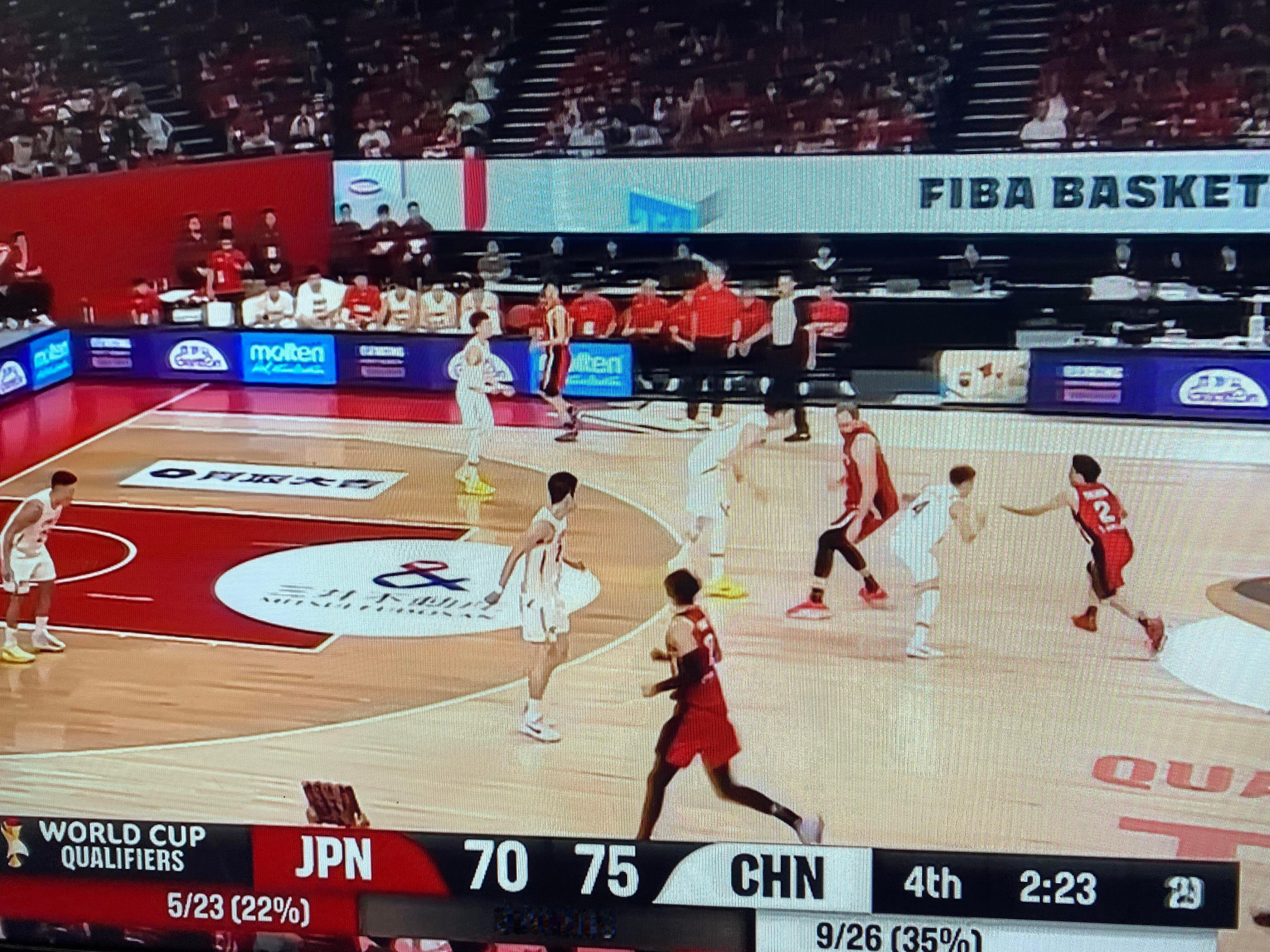 比赛最后时刻，中国队目前领先八分，比赛还剩一分半的时间！不犯严重错误拿下没有问题