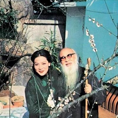 1945年秋天，张大千准备在北京买房定居，恰好一所前清王府要出售，要价500两黄