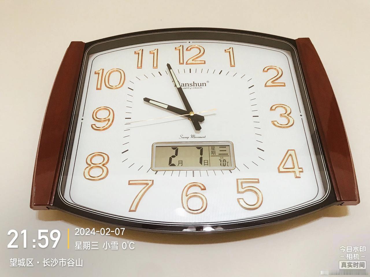你问我长沙冷不冷，给你们看看，室内温度只有7度。冷的嘎嘎叫。