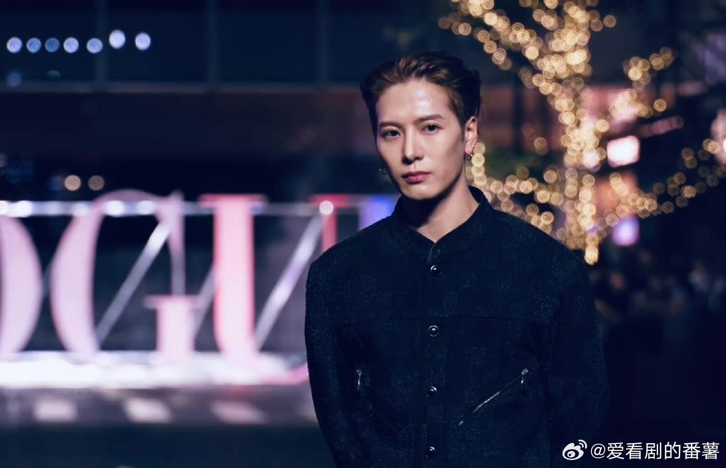 #王嘉尔何猷君奚梦瑶坐地上聊天##王嘉尔[超话]# 王嘉尔你轻点帅，好震撼的一张