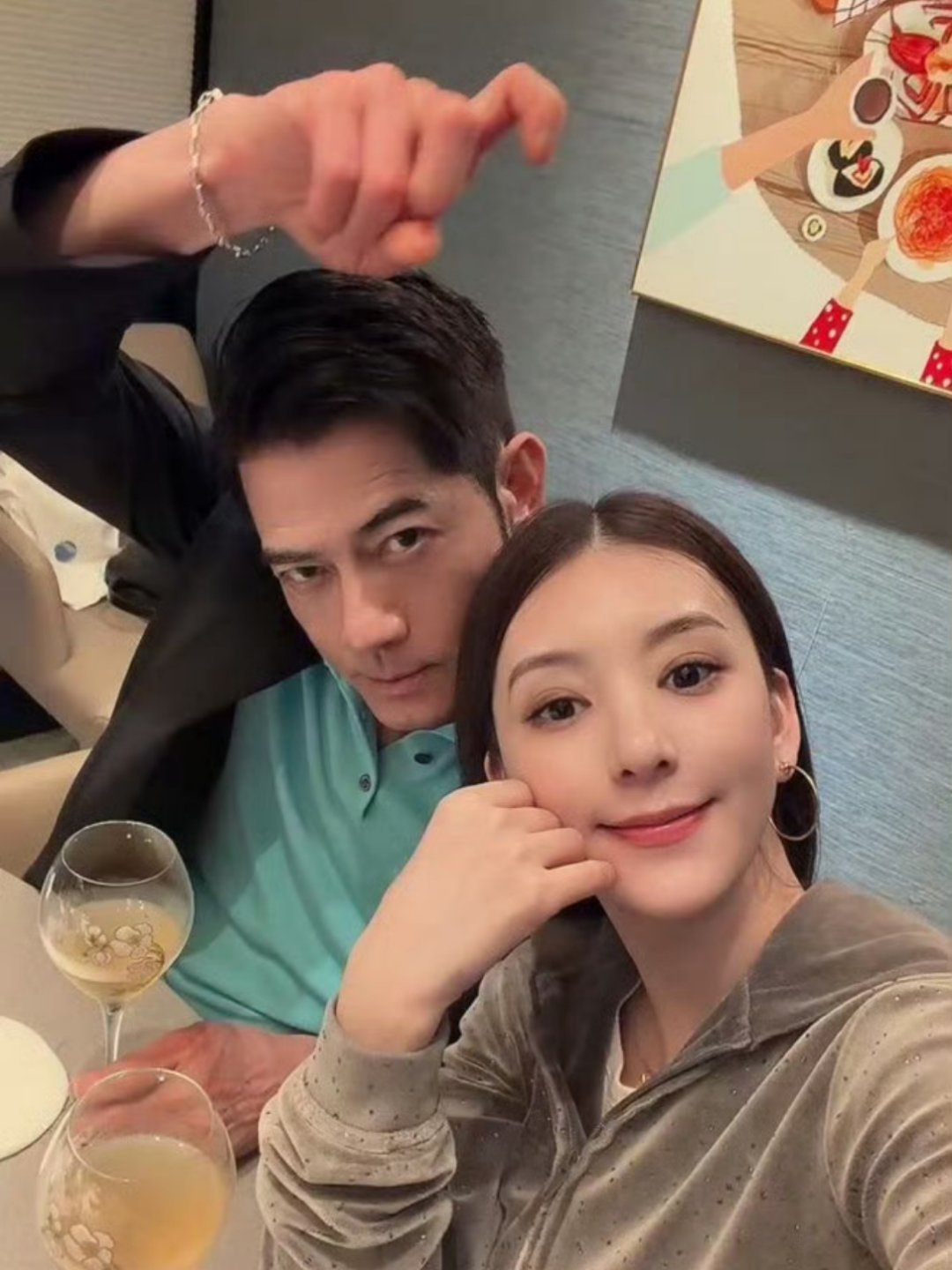 郭富城庆祝和方媛结婚九周年 天王郭富城发和老婆方媛结婚九周年照。现任天王嫂方媛好