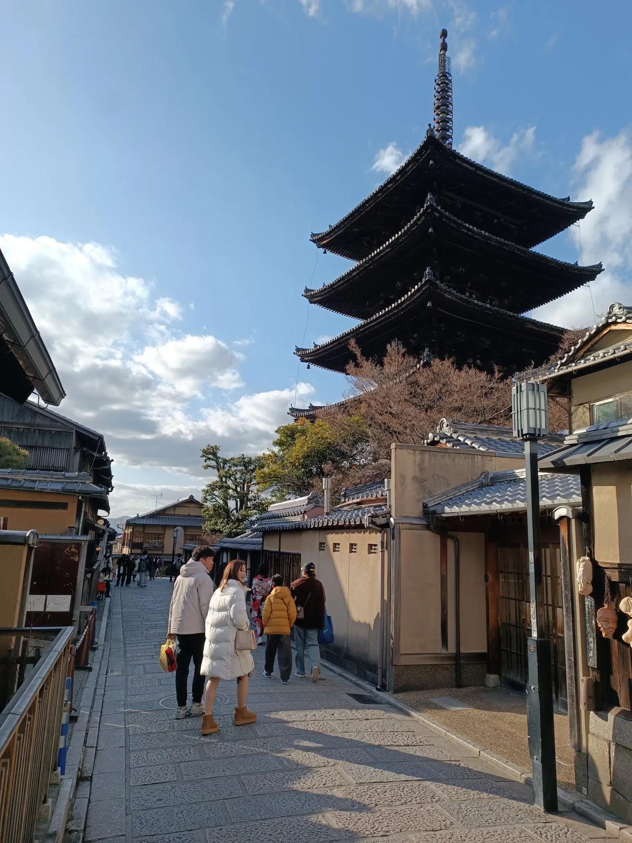 稻伏神社在日本京都可是相当有名。它是日本全国3万多座稻荷神社的总社本宫，始建于7