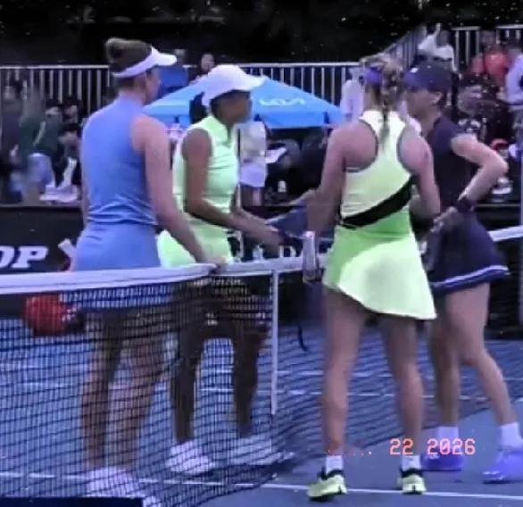 澳网最新消息:
21日中国球员只有张帅一人双打赢了。
张帅搭档梅尔藤斯以6-4，