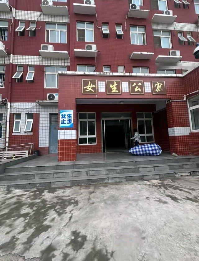 《女生公寓》《女生止步》我怎么看不懂中文了 ​​​
