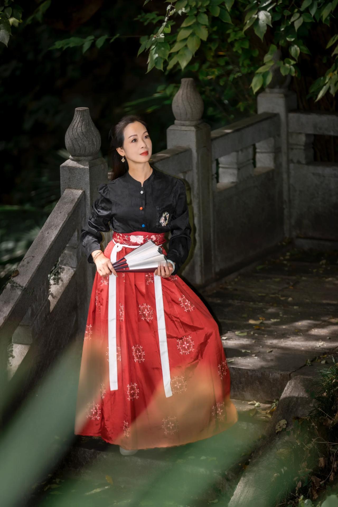 扇子🪭写秋色
#古风约拍！# #绝色国风摄影# 
（连斌）