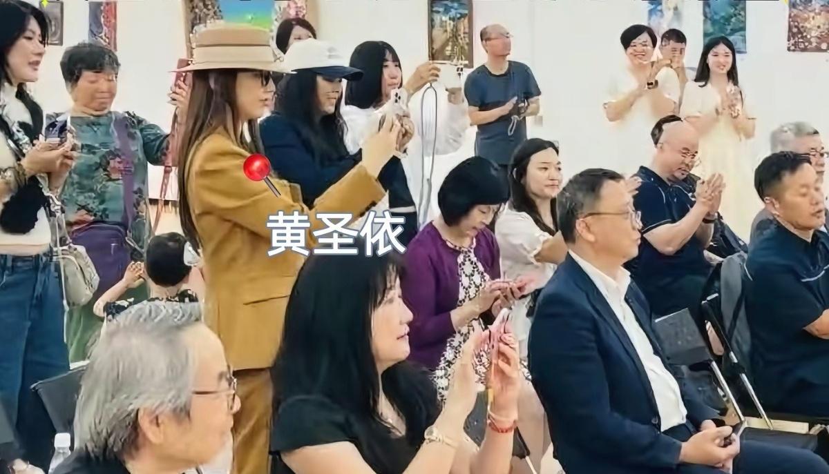 黄圣依小儿子安麟的画作在日本东京的画廊展出，黄圣依非常为儿子骄傲，到现场力挺儿子