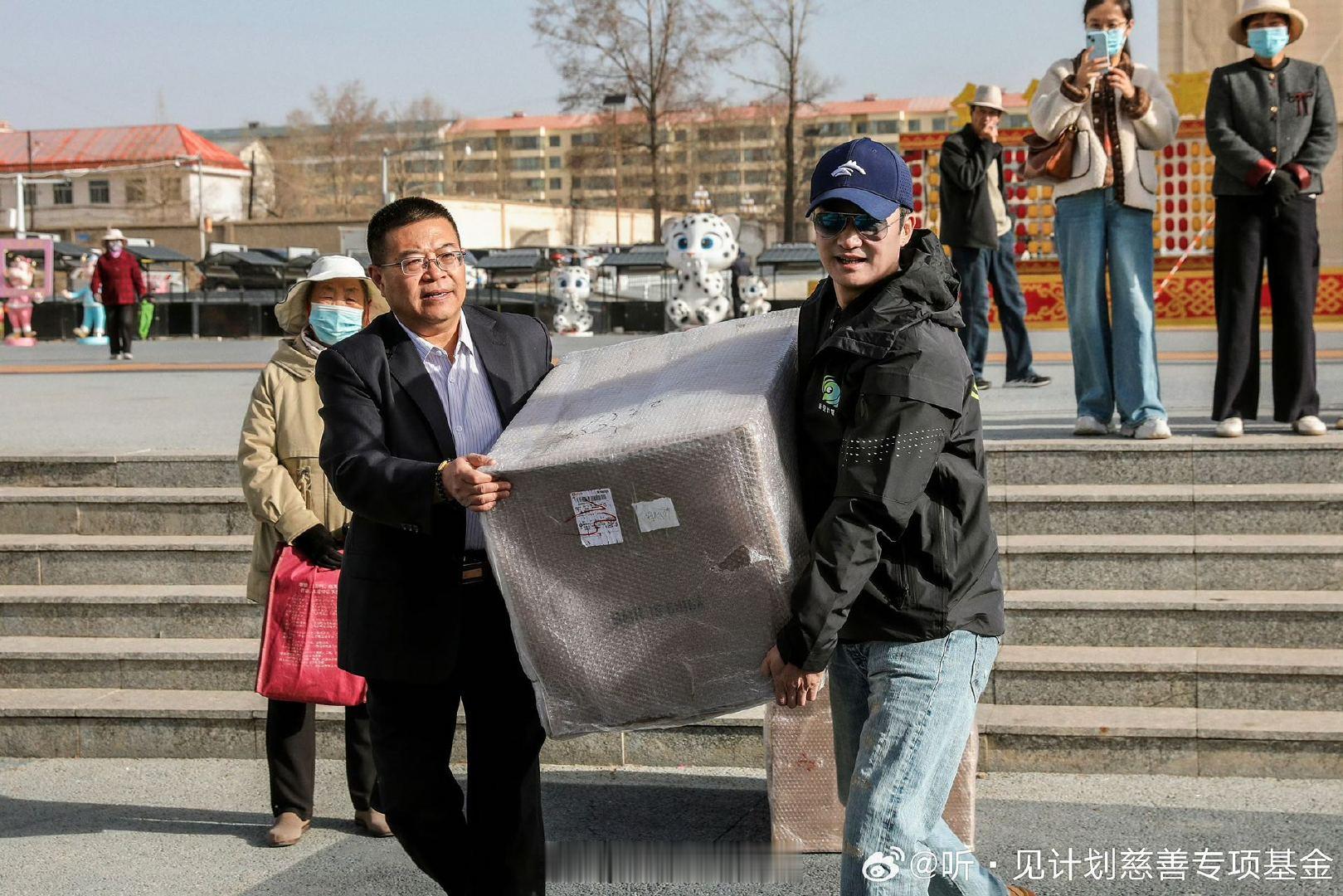 吴京谢楠驰援广西吴京谢楠为广西灾区捐赠紧急物资灾情面前挺身而出！吴京谢楠夫妇驰援
