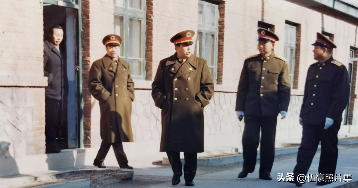 1989年11月，左起唐山市人大副主任刘玉尊、总参动员部部长谭冬生少将、总参副总