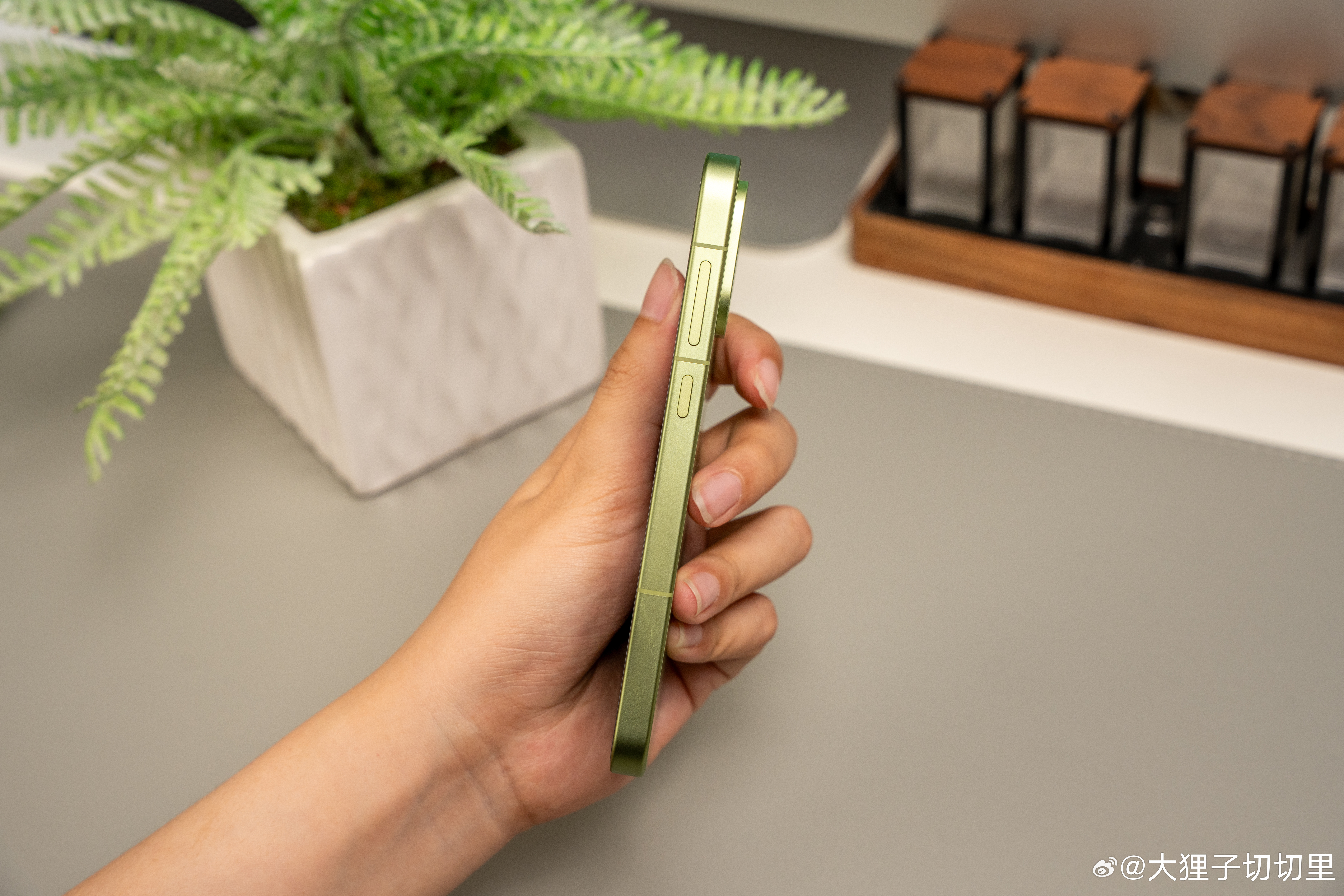 刚到手一块抹茶巧克力（bushi）！说真的，一加 15T 这个绿色，远看真的巨像