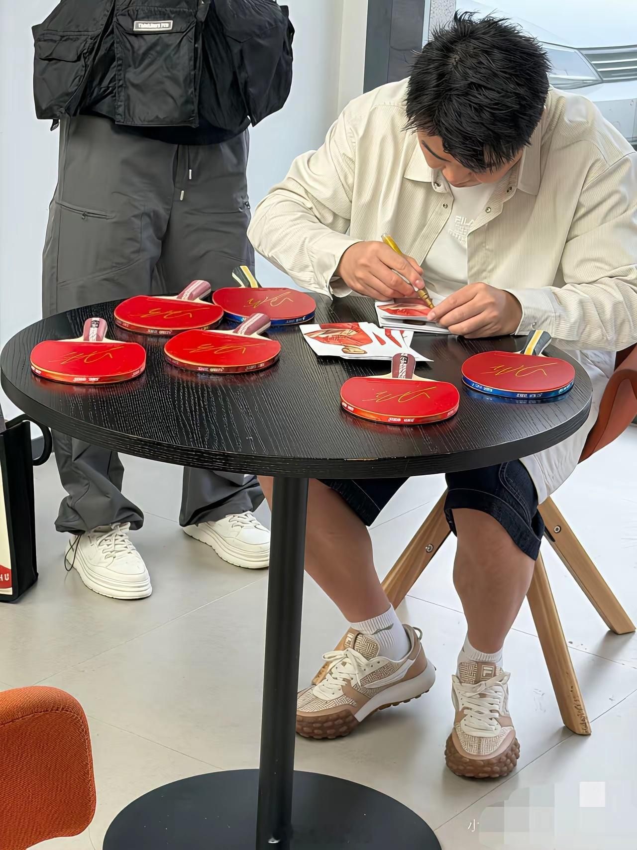 王皓指导回国第一件事就是和妻子喜提新车！伦敦世乒赛，国乒男团夺冠，王皓指导功不可