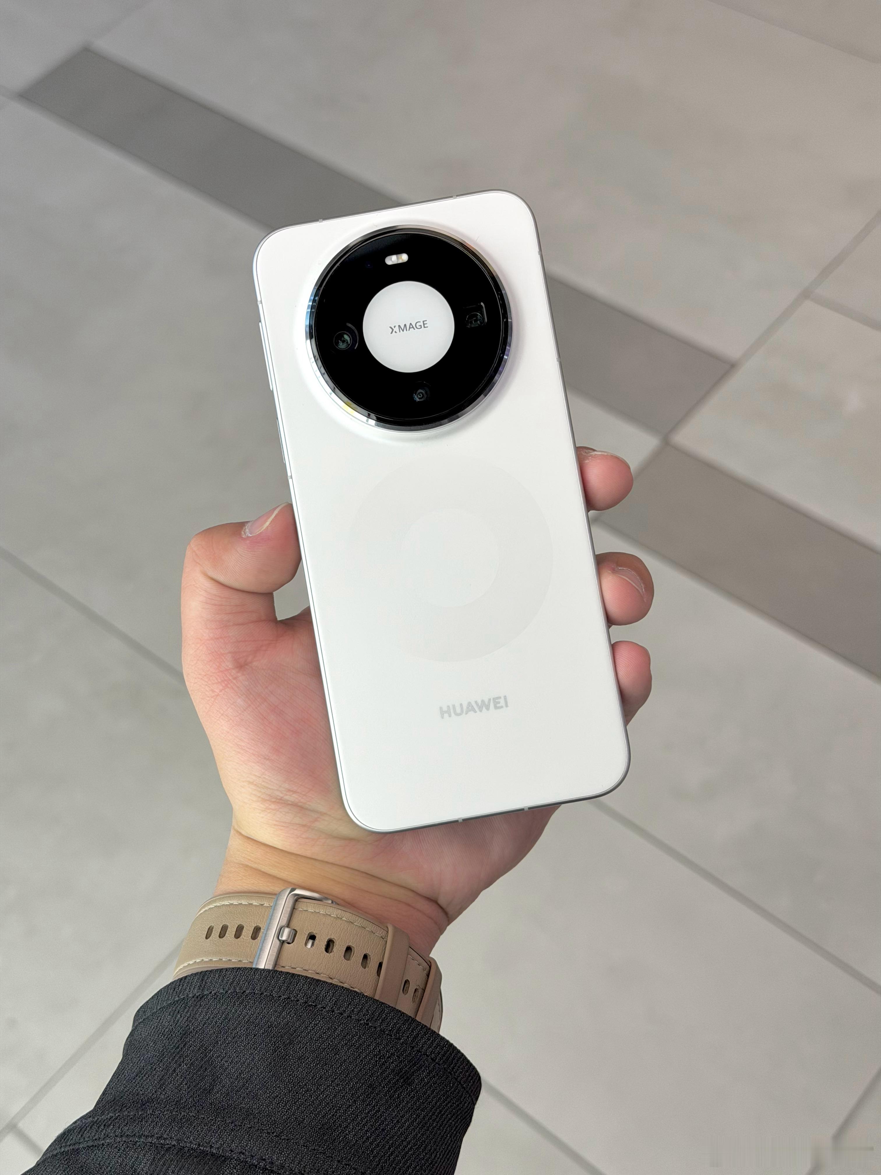 等你们有时间可以去店里面看看华为Mate80，虽说是标准版，但真机比渲染图简直好