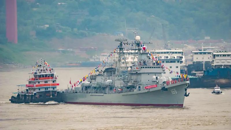 娄底舰的反潜探测能力首先依托全新升级的雷达体系，主桅顶换装的368型X波段有源相