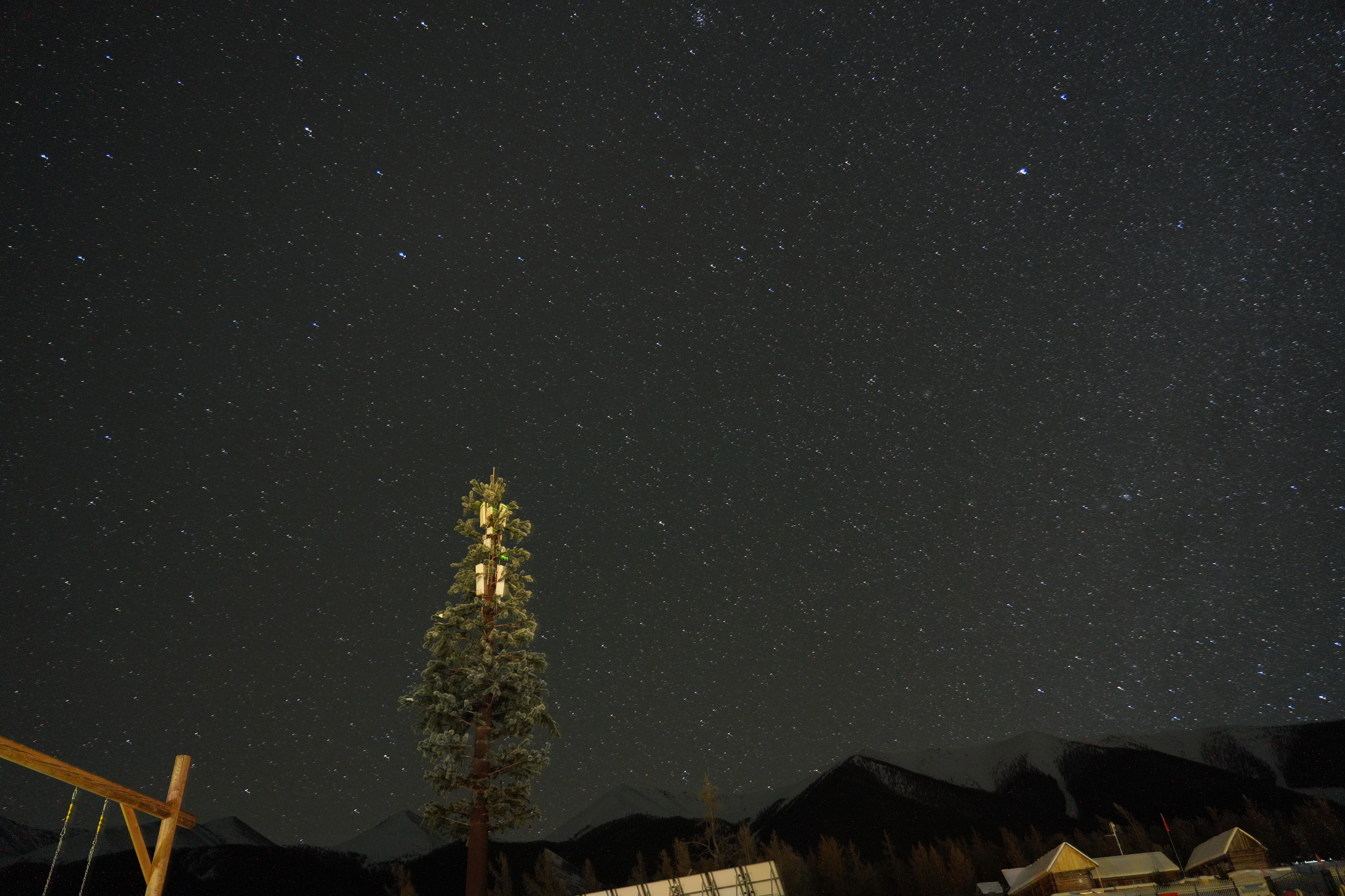 F4的光圈进光量不够24mm视角也不够广暗部的彩燥很明显等我睡会再起来拍星星就更