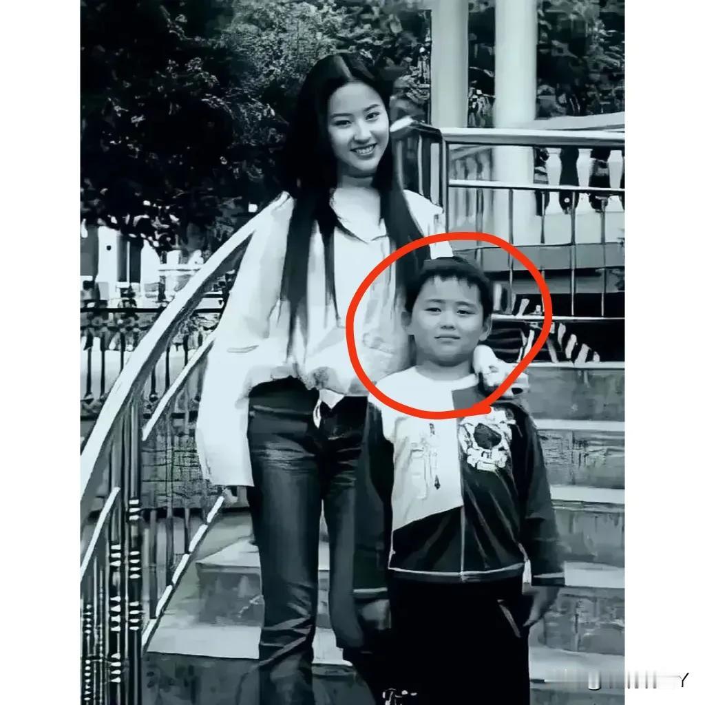 一张摄于2003年杭州的老照片，大家看看与刘亦菲在公园里的这个小男孩是谁！那时候