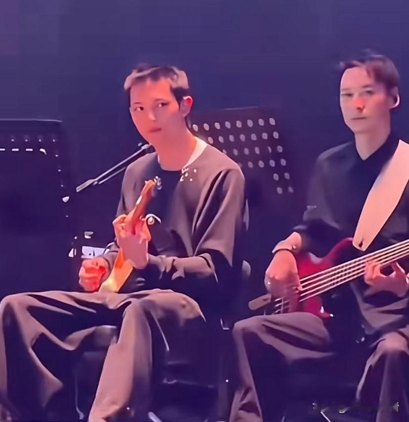 袁咏仪和张智霖19岁的儿子长这样，第一眼像爸爸，仔细看又像妈妈。

近日，袁咏仪