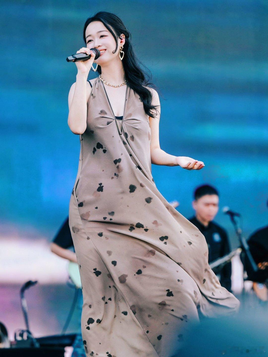 王菲为什么选中你我经历的一刻 逆袭剧本照进现实！ZaZaZsu咂咂苏从无人问津到