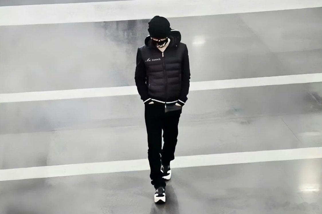 王宝强被站姐拍成王一博既视感！相似的下颌线与侧颜轮廓，加上氛围感滤镜加持，差点让