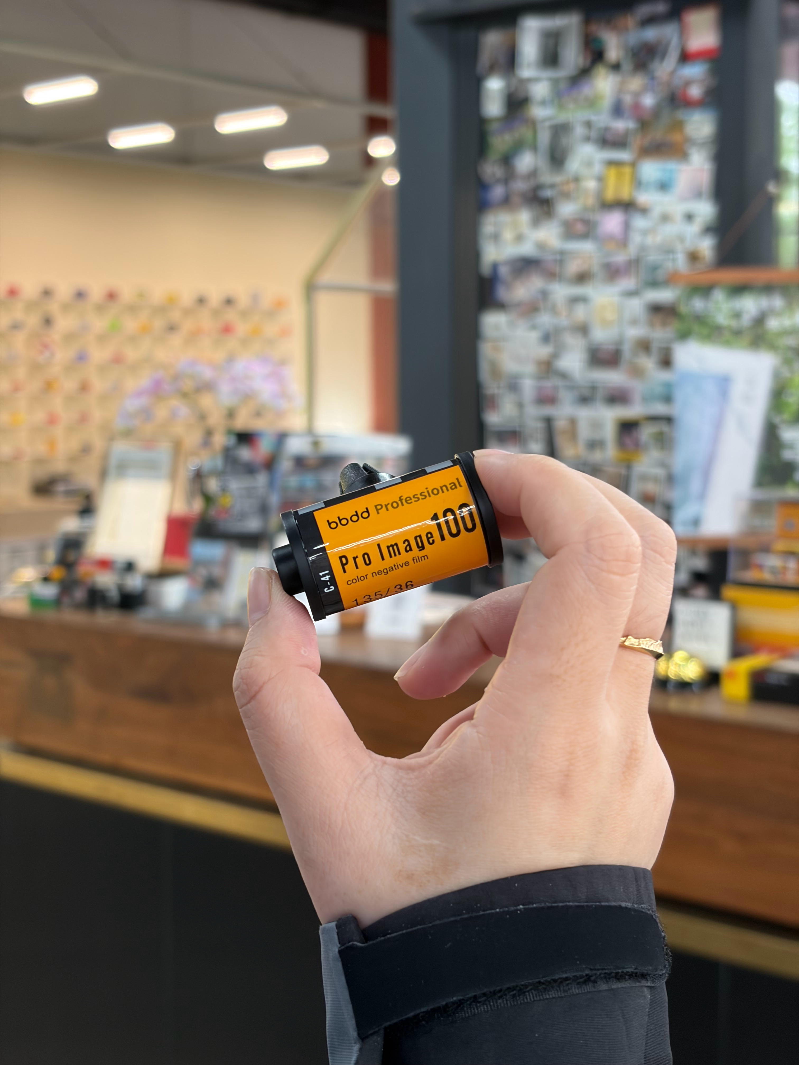 其实我完全不懂胶片机哈哈哈哈哈但是装个逼还是可以的买了个胶卷香氛也有点可爱 ww