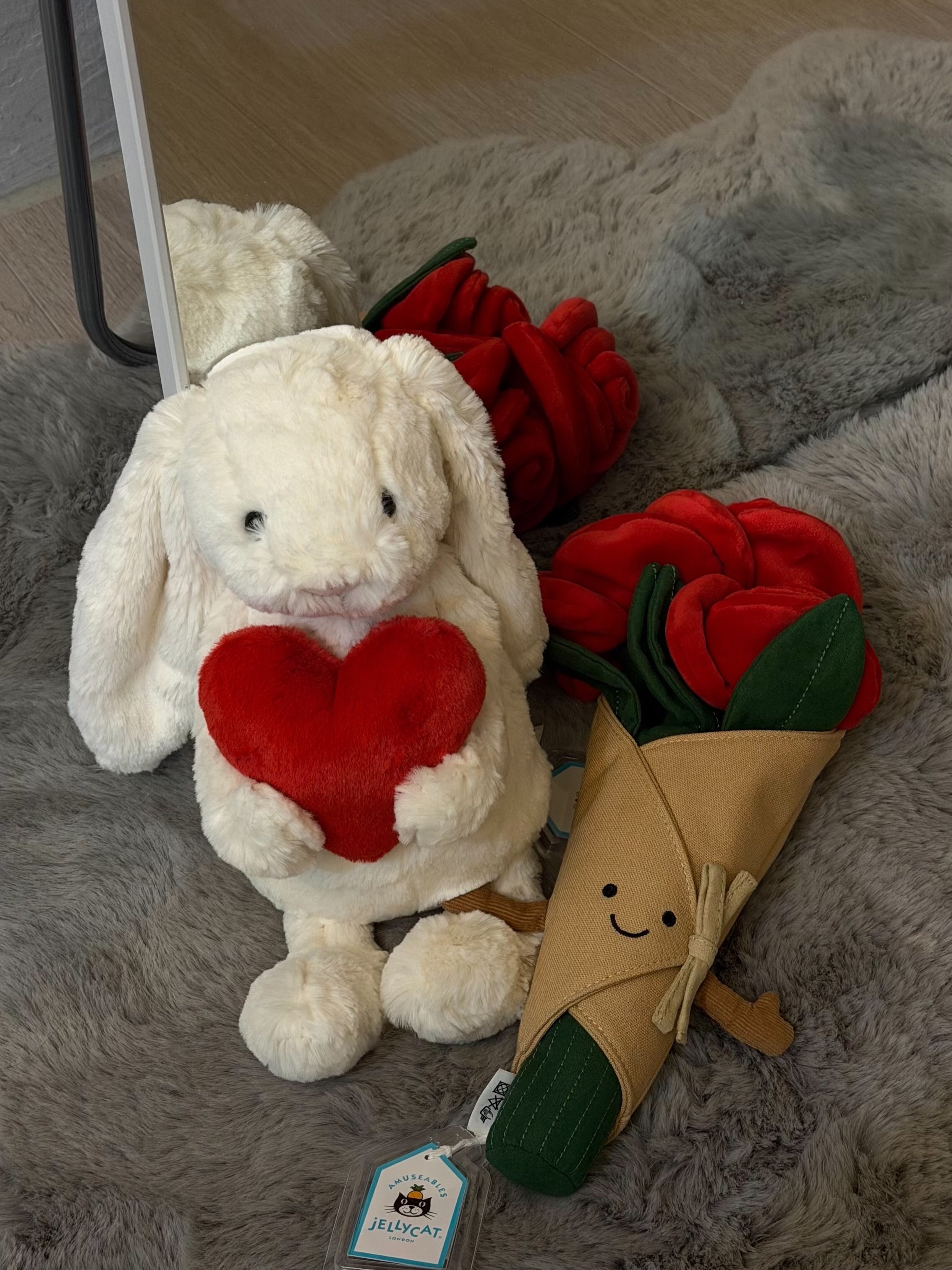 我拍的他 🐰他拍的我 🦄他说没买到黄色的花 💛下次要等到万圣节见🎃 他说