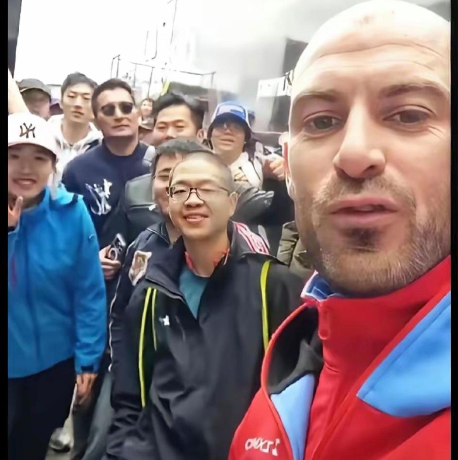 不得不说，法国车手德比斯现在真的在中国火出圈了。

他自己都坦言，做梦也想不到国