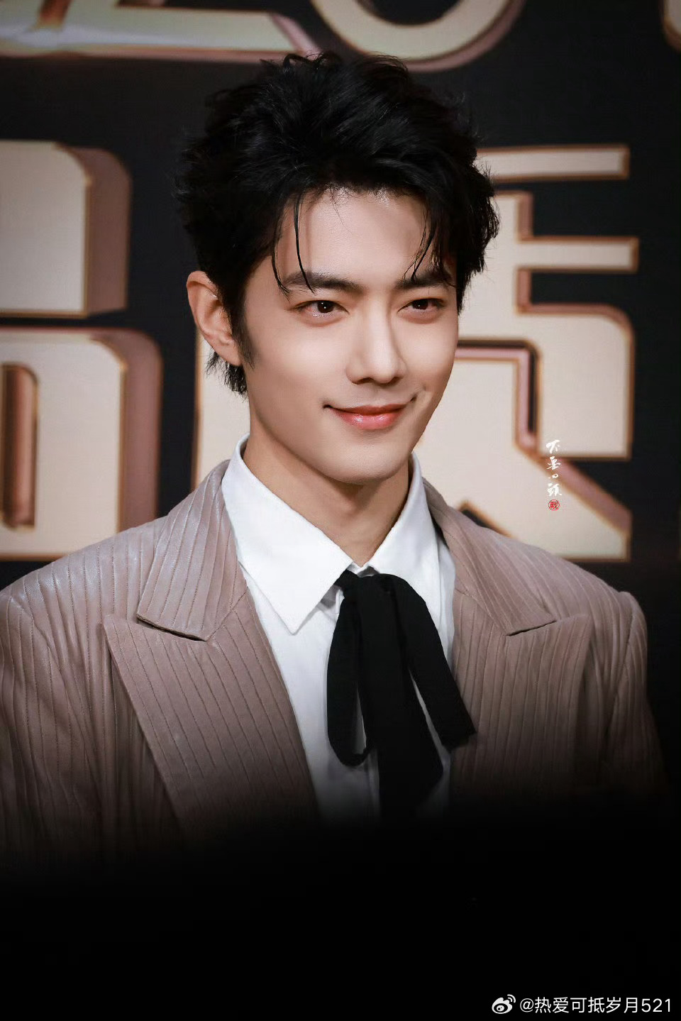 肖战肖战首次加盟品质盛典xz肖战 蝴蝶结 西装革履的绅士氛围感拉满！眉眼如画，唇