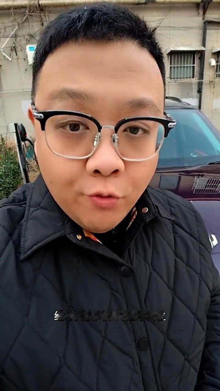 零跑车主工程师王北这两天在社群丢了一段视频，说自己靠车机里的灵动空间给P档和D档