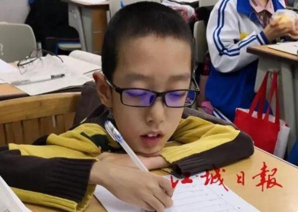 2021年，体重只有18公斤，身患渐冻症的邢益凡，以645分的好成绩成功考上了北