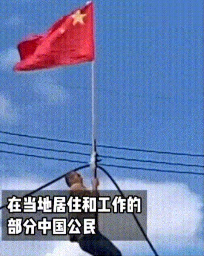 这是想拉中国入局？2025年12月18日，泰国再度袭击柬埔寨边境，在柬华人升起国