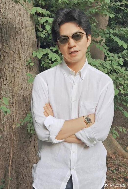 李健硬要给许飞版权费 当年李健连发三天短信找许飞授权，坚持付费签合同。对比现在侵