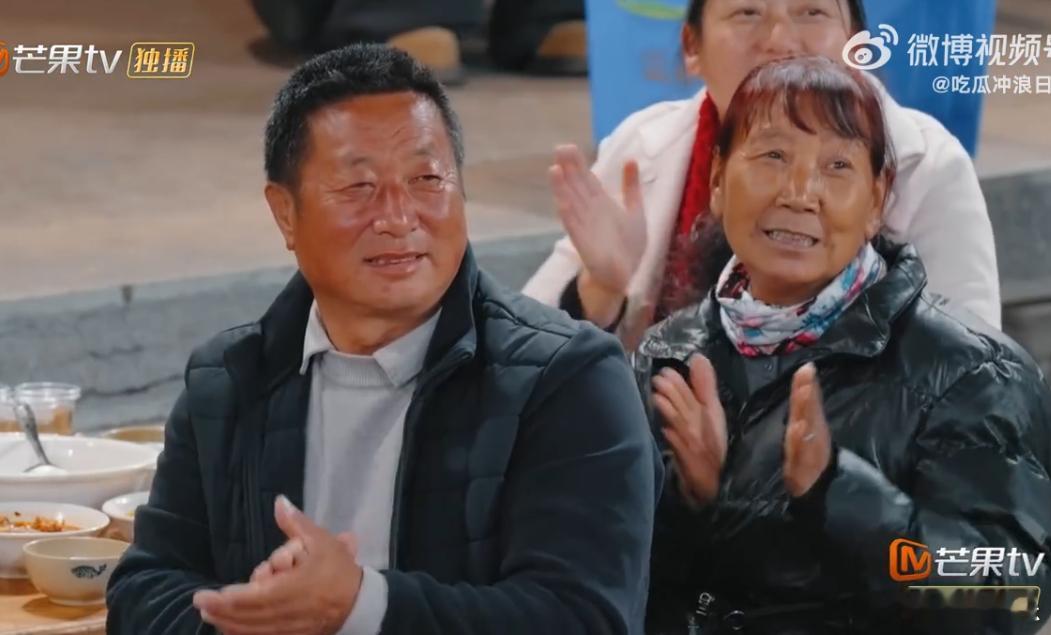 王栎鑫以此山歌敬亲人 王栎鑫《山歌好比春江水》太有感染力，俯身陪爷爷比划着唱，离