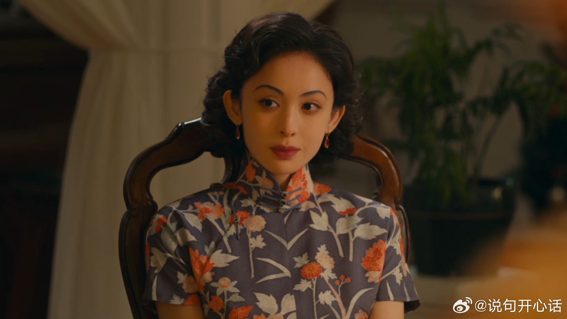 长剧醒来的中式女性美学 娜扎不光颜值能打，神态气场适配民国设定，鲜活明艳的中式长