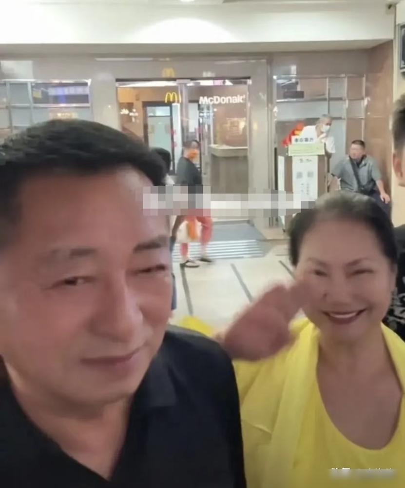 汪大爷，汪小菲亲爹，坐看张兰、大S、S妈撕X多年，自己却能跟黄春梅手搭肩膀，谈笑