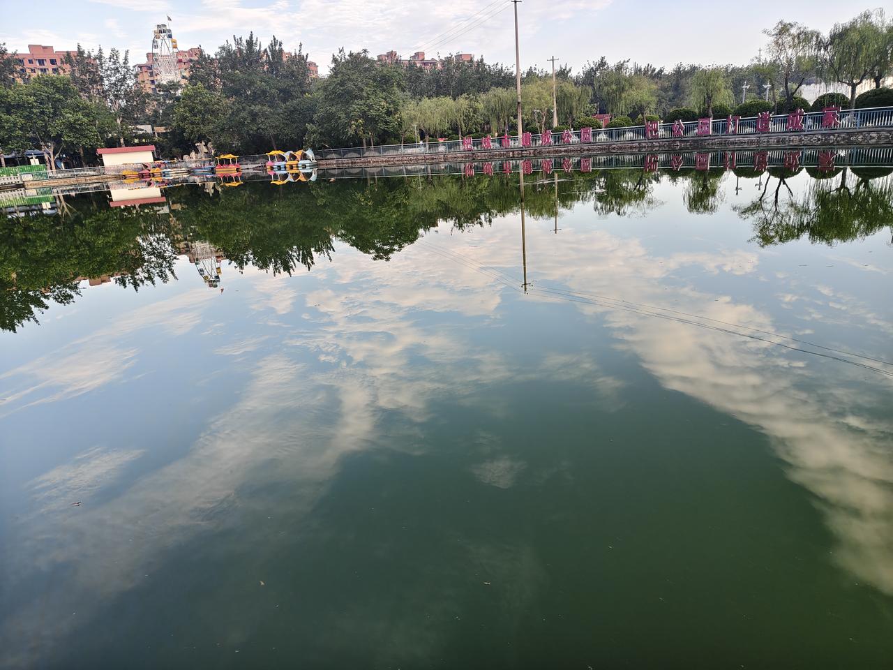 清晨在运城盐湖西花园锻炼，被湖水中的水墨画所震撼，蓝天白云投射在清清的湖水中，就
