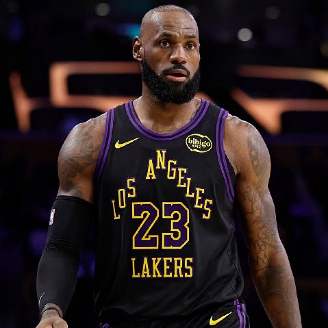 詹姆斯成为NBA历史上第一位在41岁高龄还能单场得分超过30分的球员洛杉矶湖人