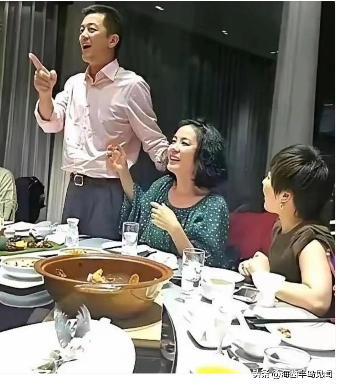 2013年，李亚鹏与妻子王菲及刘嘉玲，在聚餐时的一张合影。李亚鹏兴致勃发，王菲配