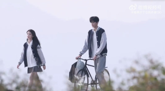 毕雯珺张淼怡骑单车路透 毕雯珺张淼怡骑单车路透，扑面而来的青春味啊~ 