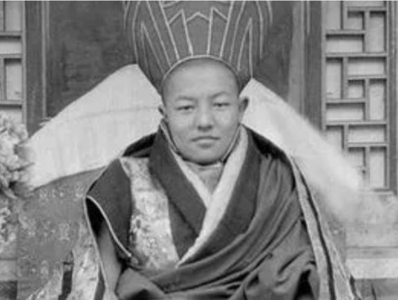 1943年，甘肃拉卜楞寺的知名度极高的活佛代表，五世嘉木样活佛——丹贝坚赞，向国