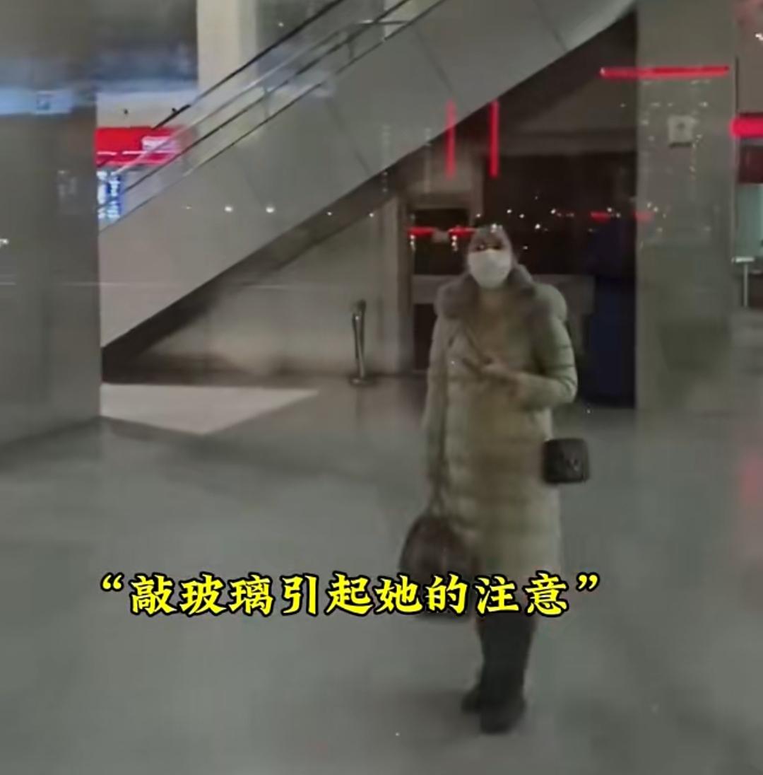 车站人潮涌动，汽笛声里满是离别与奔赴。他坐在车里，看着窗外步履匆匆的人群，却在不