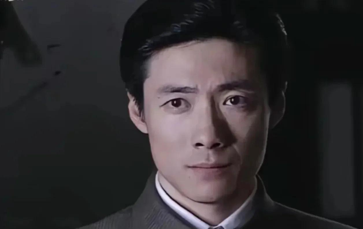 网友说《潜伏》里李涯这劳模当得是真冤——天天忙得脚不沾地，办公室都快成卧室了，结